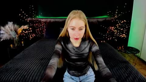 Snapshot of alina__blonde chatting on 09.14.25 Alina online show from 09.14.25