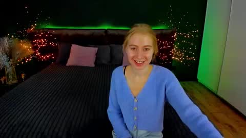 Snapshot of alina__blonde chatting on 09.20.25 Alina online show from 09.20.25