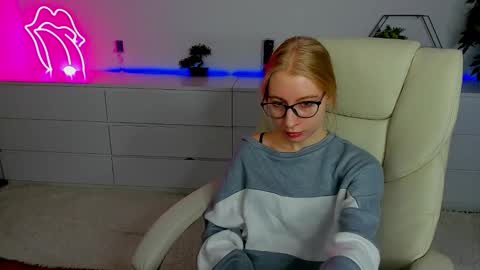 Snapshot of alina__blonde chatting on 09.26.25 Alina online show from 09.26.25