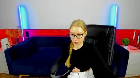 Snapshot of alina__blonde chatting on 09.30.25 Alina online show from 09.30.25