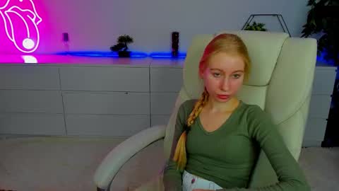 Snapshot of alina__blonde chatting on 10.01.25 Alina online show from 10.01.25