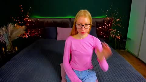 Snapshot of alina__blonde chatting on 10.04.25 Alina online show from 10.04.25