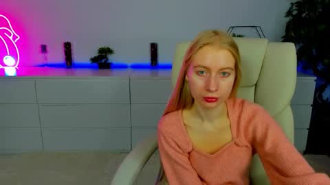Snapshot of alina__blonde chatting on 10.14.25 Alina online show from 10.14.25