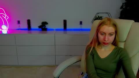 Snapshot of alina__blonde chatting on 10.15.25 Alina online show from 10.15.25