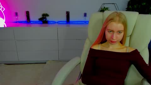 Snapshot of alina__blonde chatting on 10.23.25 Alina online show from 10.23.25