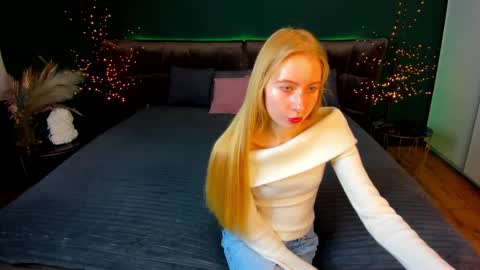 Snapshot of alina__blonde chatting on 10.25.25 Alina online show from 10.25.25