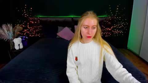 Snapshot of alina__blonde chatting on 10.30.25 Alina online show from 10.30.25