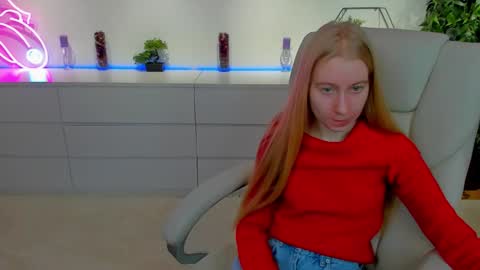 Snapshot of alina__blonde chatting on 11.01.25 Alina online show from 11.01.25