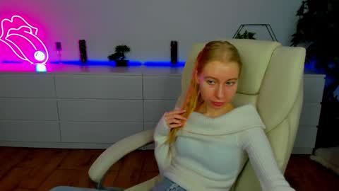 Snapshot of alina__blonde chatting on 11.13.25 Alina online show from 11.13.25