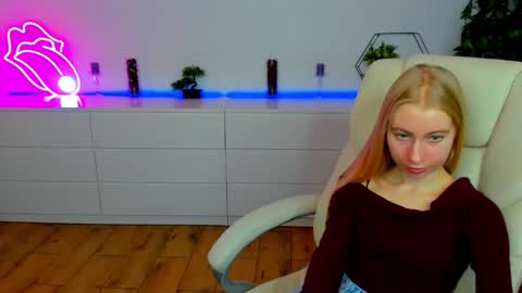Snapshot of alina__blonde chatting on 11.15.25 Alina online show from 11.15.25