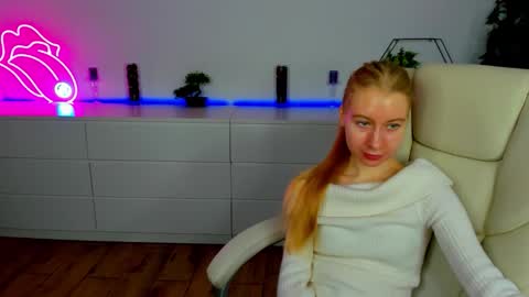 Snapshot of alina__blonde chatting on 11.18.25 Alina online show from 11.18.25