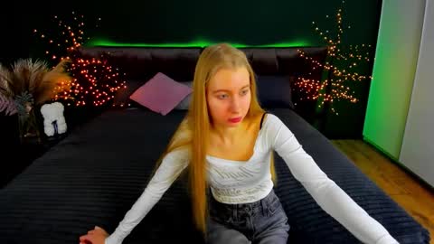 Snapshot of alina__blonde chatting on 11.23.25 Alina online show from 11.23.25