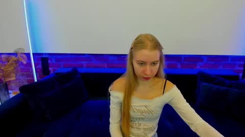 Snapshot of alina__blonde chatting on 11.27.25 Alina online show from 11.27.25