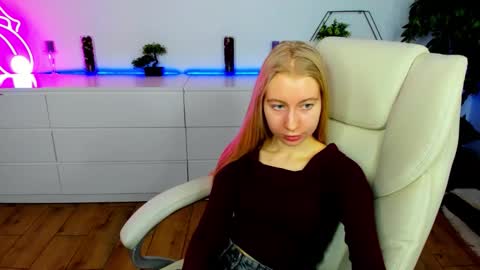 Snapshot of alina__blonde chatting on 11.30.25 Alina online show from 11.30.25