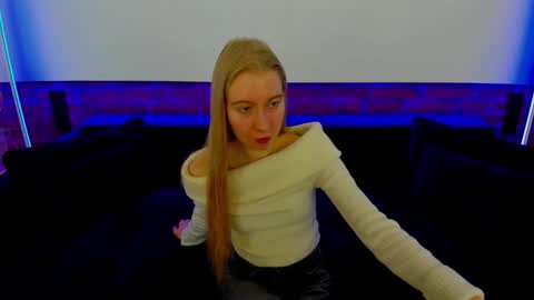 Snapshot of alina__blonde chatting on 12.02.25 Alina online show from 12.02.25