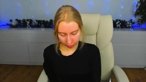 Snapshot of alina__blonde chatting on 12.16.25 Alina online show from 12.16.25