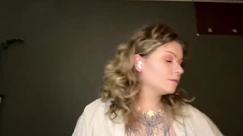 Snapshot of alinahotgirl chatting on 03.19.26 Alina online show from 03.19.26