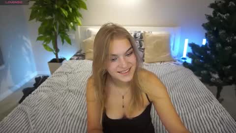 Snapshot of alinalemon chatting on 12.14.25 Alina online show from 12.14.25