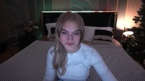 Snapshot of alinalemon chatting on 12.16.25 Alina online show from 12.16.25