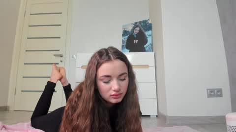 Snapshot of alinaluxxx chatting on 05.15.26 Alina online show from 05.15.26