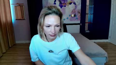 Snapshot of alinamoor chatting on 10.25.25 AlinaMoor online show from 10.25.25