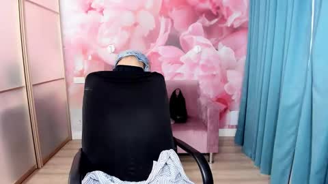 Snapshot of alinamoor chatting on 11.24.25 AlinaMoor online show from 11.24.25