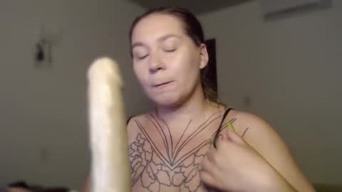 Snapshot of alisa_u chatting on 12.22.25 alisa_u online show from 12.22.25