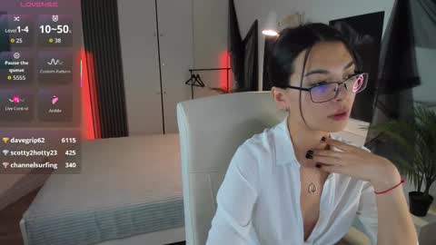 Snapshot of alisasian chatting on 11.17.25 Alice online show from 11.17.25