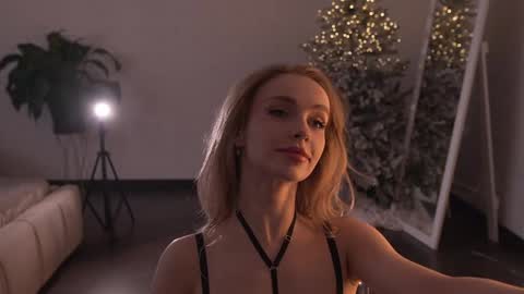 Snapshot of alissa_wxw chatting on 12.21.25 Alissa online show from 12.21.25