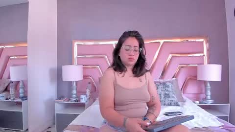Snapshot of alissbluumm chatting on 06.25.26 alissbluumm online show from 06.25.26