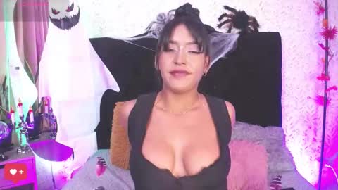 Snapshot of alisse_laurent chatting on 10.25.25 alisse online show from 10.25.25