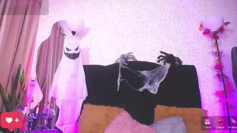 Snapshot of alisse_laurent chatting on 10.29.25 alisse online show from 10.29.25