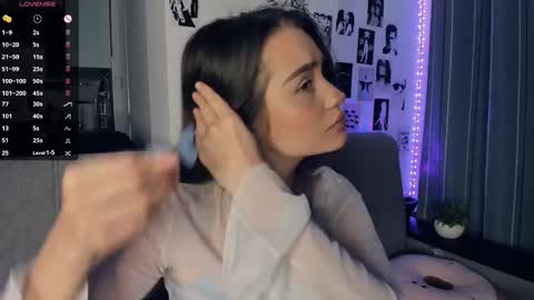 Snapshot of alivialovely chatting on 11.10.25 Alivia online show from 11.10.25