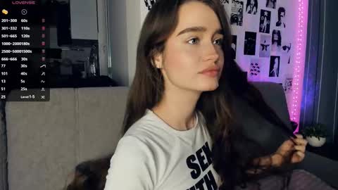 Snapshot of alivialovely chatting on 11.27.25 Alivia online show from 11.27.25