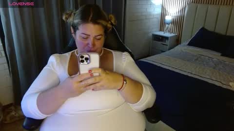 Snapshot of allegra_ferragamo chatting on 12.05.25 Ale online show from 12.05.25