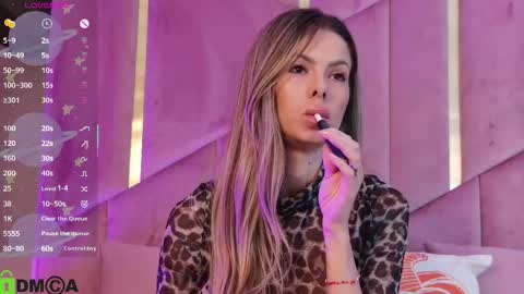 Snapshot of allenamoon chatting on 10.28.25 Allena online show from 10.28.25