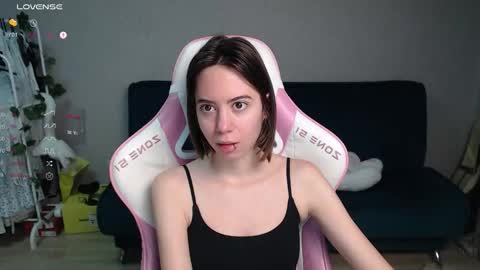 Snapshot of allie_hazie chatting on 11.11.25 alice online show from 11.11.25