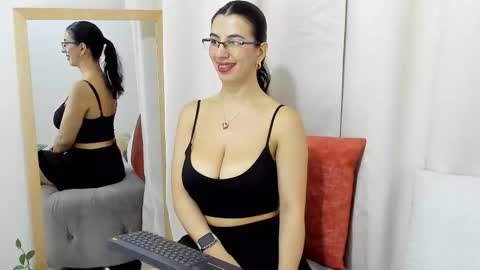 Snapshot of allison0724 chatting on 11.04.25 online show from 11.04.25