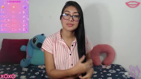 Snapshot of allison_18_ chatting on 09.10.25 Nana online show from 09.10.25