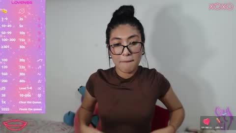 Snapshot of allison_18_ chatting on 10.08.25 Nana online show from 10.08.25