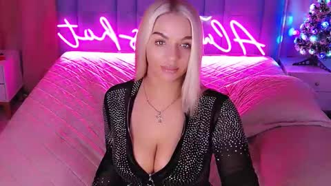 AlwaysHot online show from 12.19.25