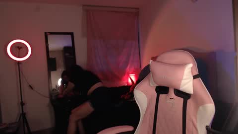 Snapshot of ally_donfort chatting on 02.11.25 Ally online show from 02.11.25