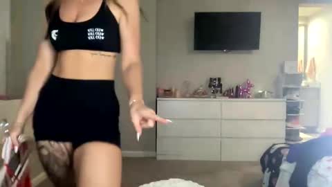 Snapshot of allymaeeee chatting on 10.17.25 Ally Mae online show from 10.17.25