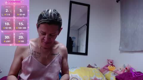 Snapshot of allysonstonne chatting on 11.12.25 Allysonstonnes online show from 11.12.25