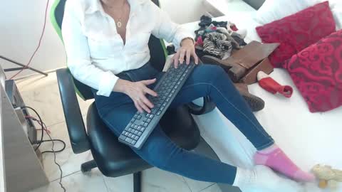 Snapshot of alma_fenix chatting on 02.13.25 ALMA FENIX online show from 02.13.25