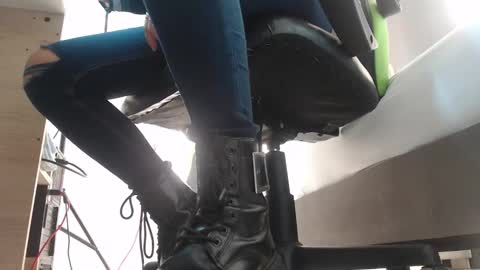 Snapshot of alma_fenix chatting on 02.18.25 ALMA FENIX online show from 02.18.25