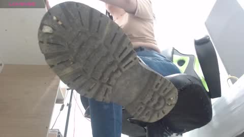 Snapshot of alma_fenix chatting on 03.05.25 ALMA FENIX online show from 03.05.25