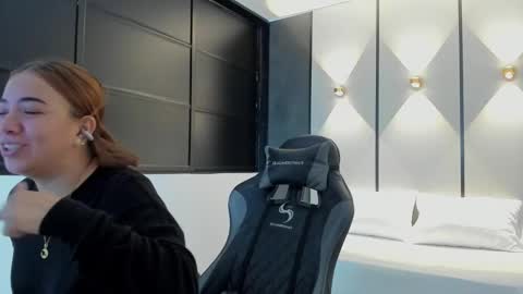 Snapshot of alma_fenix chatting on 09.10.25 ALMA FENIX online show from 09.10.25