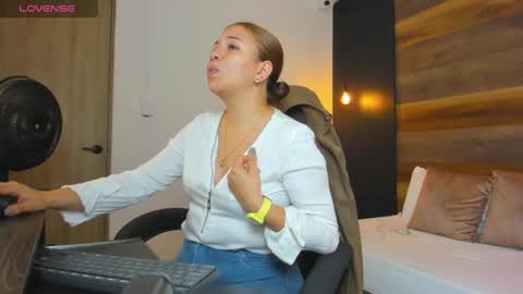 Snapshot of alma_fenix chatting on 09.17.25 ALMA FENIX online show from 09.17.25