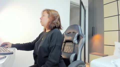 Snapshot of alma_fenix chatting on 09.29.25 ALMA FENIX online show from 09.29.25